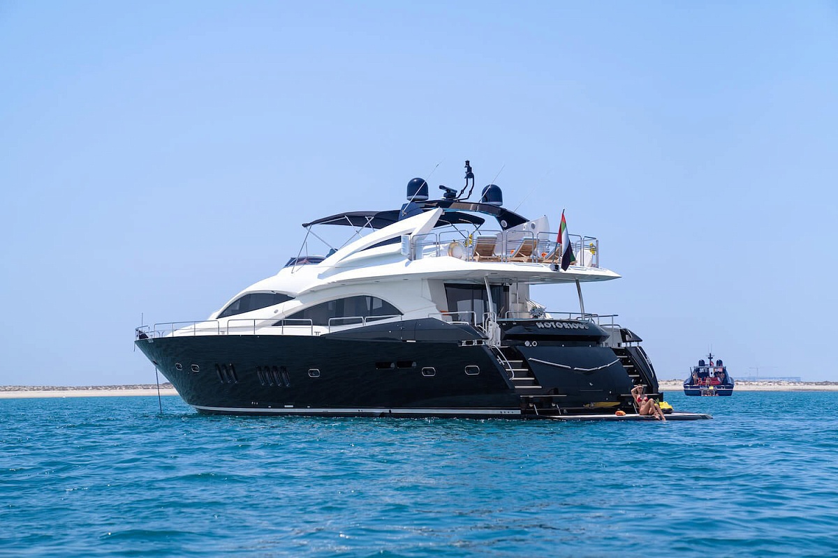 Аренда моторной яхты Sunseeker 90 Notorious в Дубае ОАЭ